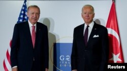 جو بایدن، رئیس جمهوری ایالات متحده آمریکا، و رجب طیب اردوغان، رئیس جمهوری ترکیه، پیش از دیدار دوجانبه در حاشیه نشست رهبران گروه-٢٠ در رم، ایتالیا؛ ٩ آبان ۱۴۰۰