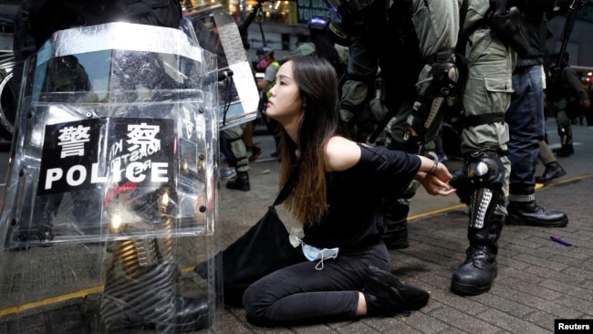 香港防暴警察在逮捕一名年轻的反送中抗议者。（2019年10月6日）