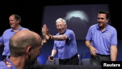 Los miembros del equipo que se encargaron de dirigir el Curiosity a Marte celebran la llegada del robot al planeta rojo.