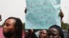 Les parents et les proches des étudiants du Collège fédéral de Kaduna qui ont été enlevés, tiennent des pancartes lors d'une manifestation à Abuja, le 4 mai 2021.