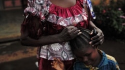 Une femme serre dans ses bras un enfant à l'orphelinat "La voix du cœur" de Bangui le 17 septembre 2017.