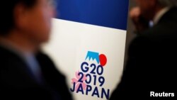 El logotipo de la Cumbre del G20 y las Reuniones Ministeriales se muestra en la Reunión de Ministros de Finanzas y funcionarios de Bancos Centrales del G20 en Tokio, Japón, el 17 de enero de 2019. REUTERS / Issei Kato