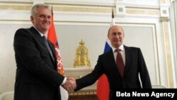 Ruski predsednik Vladimir Putin i srpski predsednik Tomislav Nikolić rukuju se za vreme sastanka u rezidenciji u Sočiju, 11. septembra 2012.