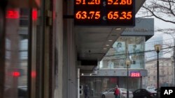 Rublja sve slabija: ruska valuta pala za 40 odsto u odnosu na američki dolar tokom 2014.