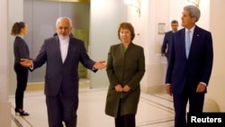 Dari kiri, Menlu Iran Javad Zarif, Utusan Uni Eropa Catherine Ashton dan Menlu AS John Kerry menuju ke sebuah pertemuan di Wina, 20/11/2014. 