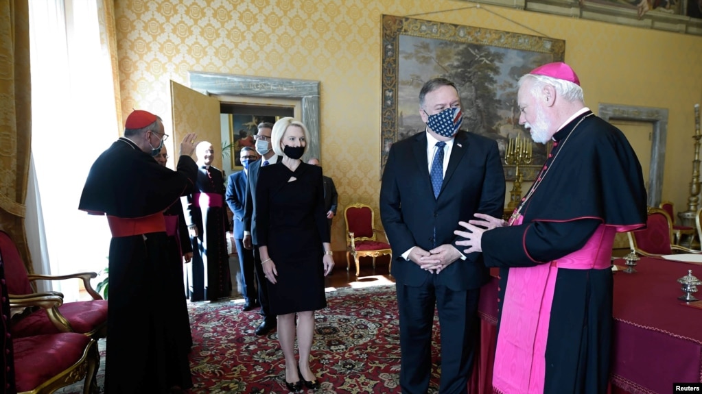 美国国务卿蓬佩奥到访梵蒂冈与教廷国务卿帕罗林枢机主教会面（路透社2020年10月1日）(photo:VOA)