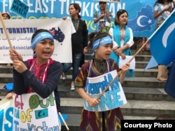 在伊斯坦布尔的维吾尔孩童参与示威活动（受访者提供）