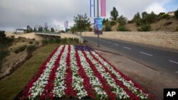 Bunga berbentuk bendera AS terlihat di jalanan menuju Kedutaan Besar AS yang baru dibuka di Yerusalem, Minggu (13/5). 