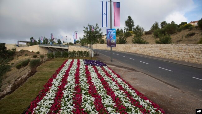 Flores decoradas como una bandera estadounidense a lo largo de una calle que lleva al complejo de la embajada de EE.UU. en Jerusalén en anticipación a la inauguración oficial el domingo, 13 de mayo, de 2018.