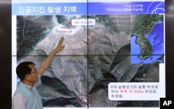 Direktor za zemljotrese i vulkane Korejskog odeljenja za osmatranje, Rio Jong-gju, objašnjava veštački izazvan zemljotres u Severnoj Koreji, u Seulu, Južna Koreja, 3. septembra 2017. Severnokorejska televizija javila je da je ta zemlja uspešno testirala hidrogensku bombu, koju želi da montira na Interkontinentalnu raketu.