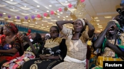 Iyayen 'yammatan Chibok suna kuka lokacin da suka gana eda shugaban Najeriya Muhammadu Buhari a Abuja, Nigeria, January 14, 2016 REUTERS/Afolabi Sotunde - RTX22DYM