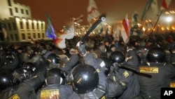 Riot police clash with demonstrators trying to storm the government building in the Belarusian capital, Minsk, 19 Dec 2010