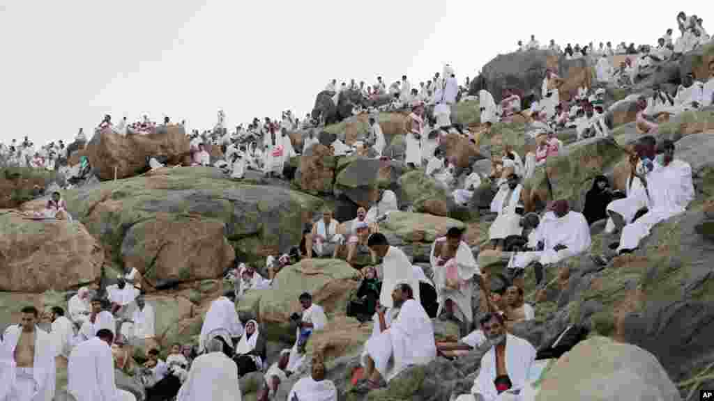Mahajjata sun taru yin adu'a, a dutsen rahama, a lokacin Hajjin bana 3, ga Oktoba 2014.