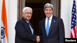 Ngoại trưởng Hoa Kỳ John Kerry và người đồng nhiệm Ấn Độ Salman Khurshid tại New Delhi.
