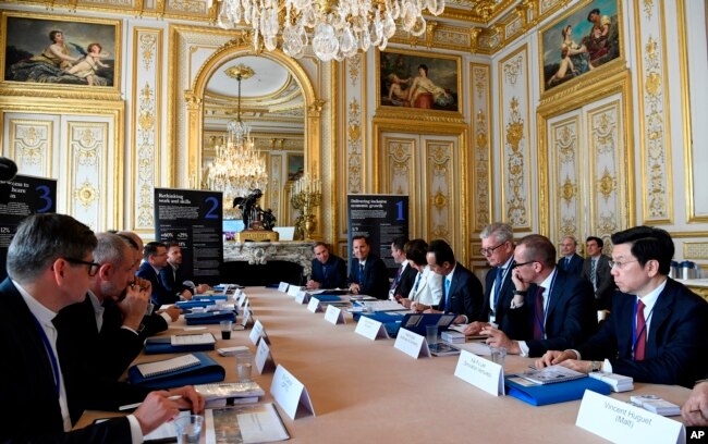 Delegates gather during a "Tech For Good" summit in Paris, May 15, 2019. Several world leaders and tech bosses are meeting in Paris to find ways to stop acts of violent extremism from being shown online.