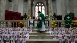 Barisan foto dari perempuan yang meninggal akibat menjadi korban kekerasan terpampang di altar Gereja Katedral di La Paz, Bolivia, pada 25 November 2021, sebagai bagian dari peringatan Hari Anti Kekerasan Terhadap Perempuan. (Foto: AP/Juan Karita)