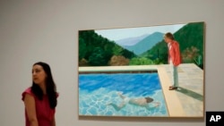 پرتره یک هنرمند نام این اثر است که یک نفر را در حال شنا و مرد دیگری را ایستاده در کنار حوض نشان می‌دهد