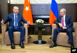 Turkish President Recep Tayyip Erdogan (L) speaks to Russian President Vladimir Putin, during their meeting in the Bocharov Ruchei residence in the Black Sea resort of Sochi in Sochi, Russia, Sept. 17, 2018.