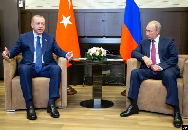 Turkish President Recep Tayyip Erdogan (L) speaks to Russian President Vladimir Putin, during their meeting in the Bocharov Ruchei residence in the Black Sea resort of Sochi in Sochi, Russia, Sept. 17, 2018.