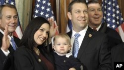 El congresista Trey Radel, derecha, dijo contar con el apoyo de su esposa, pero que está consciente que les ha fallado. Radel es padre de un niño de dos años.