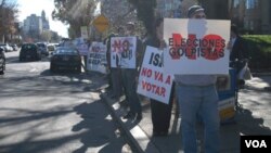 Algunas personas con pancartas y letreros rechazaban el proceso de votación alegando que no era legítimo.