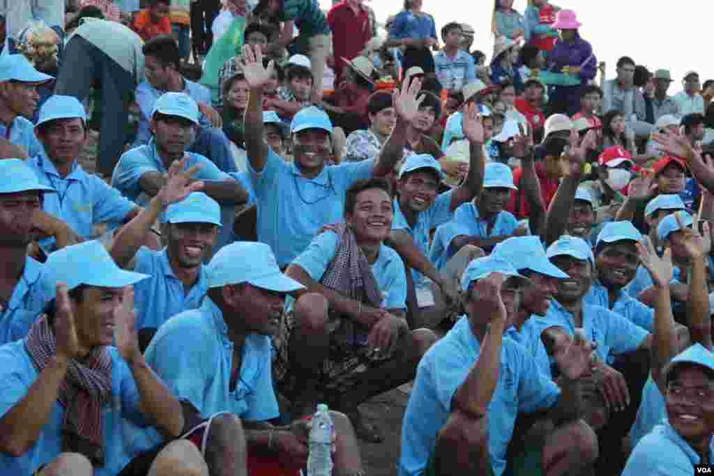 From the river bank, boat racers are watching boats race on the first day of the Water Festival in Phnom Penh, Cambodia, November 5, 2014. (Nov Povleakhena/VOA Khmer) 