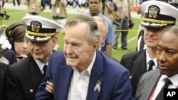 Mantan Presiden AS ke-41, George W Bush saat menyaksikan pertandingan sepakbola Amerika di Houston awal bulan lalu (Foto: dok). Bush tengah menjalani perawatan medis di RS Methodist, Houston, karena menderita bronchitis.