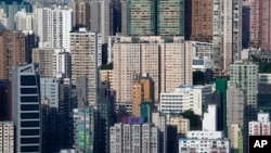 En esta foto del sábado 21 de septiembre de 2021, se ve una vista general de rascacielos y edificios residenciales de gran altura en Hong Kong.