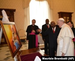 O Papa Francisco e o Presidente de Moçambique, Armando Guebuza, trocam presentes durante a audiência privada no Vaticano. 4 Dez, 2014