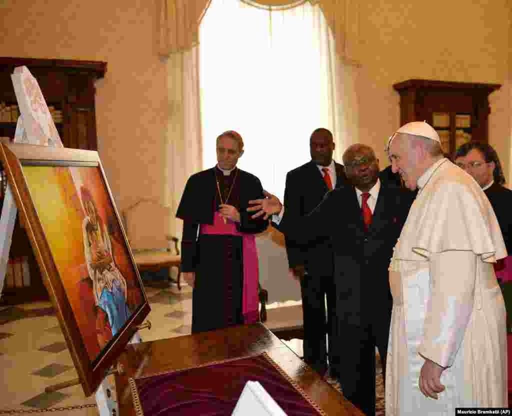 O Papa Francisco e o Presidente de Moçambique, Armando Guebuza, trocam presentes durante a audiência privada no Vaticano. 4 Dez, 2014