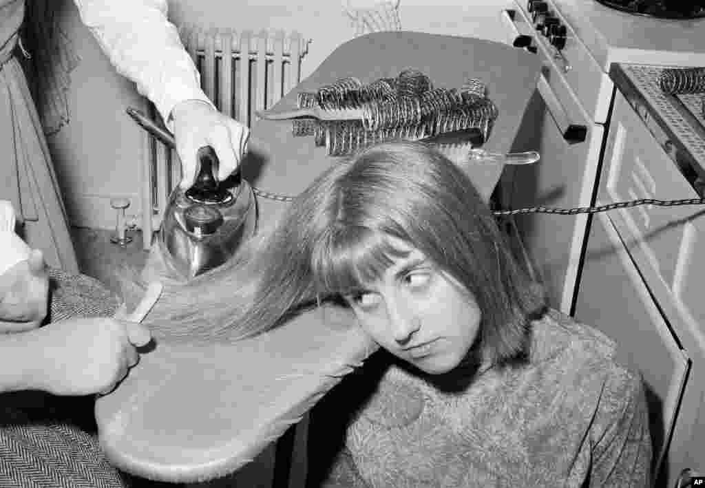امروز در تاریخ: سال ۱۹۶۴ &ndash; مد جدید مو از موهای فرفری به موهای صاف عوض شده. در آن زمان خانمها برای صاف کردن موهایشان از اوتو لباس استفاده می کردند.