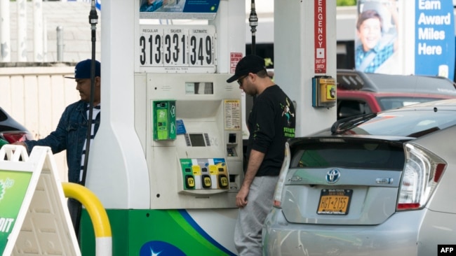 Customers pump gasoline into their cars at a gas station in the Bronx, where gas prices have been raised to over $ 3.00 per gallon, June 1, 2018 in New York. - Rising gasoline prices in New York is having an effect on Uber and Lyft drivers revenues. This