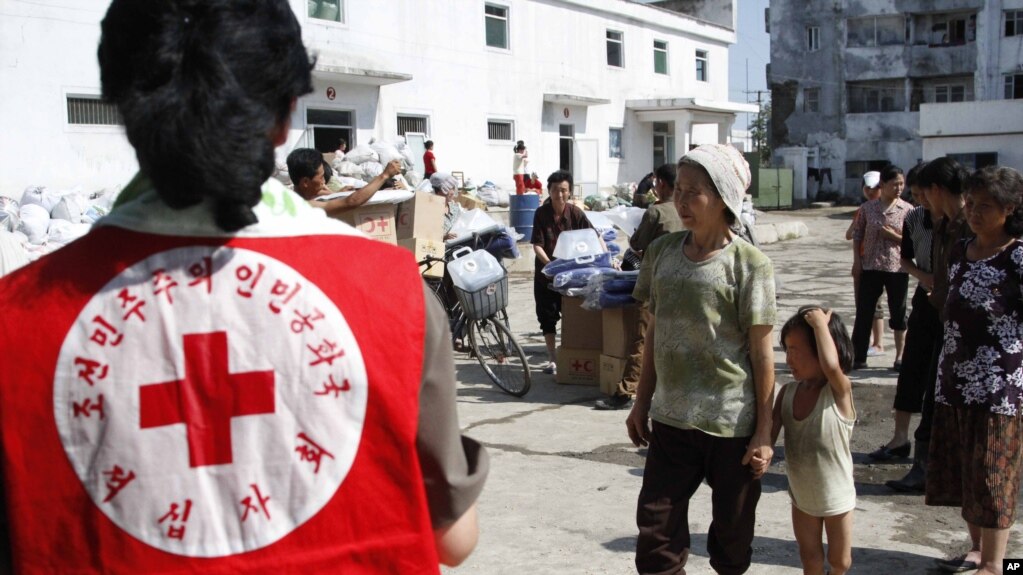 지난 2012년 8월 홍수 피해를 입은 평안남도 안주에서 북한 적십자 요원들이 외부에서 지원 받은 구호물자를 주민들에게 나눠주고 있다. (자료사진)