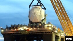 На фото: встановлення радару протиракетної оборони на відпрацьованій нафтовій станції у берегів Техасу у 2005 році.