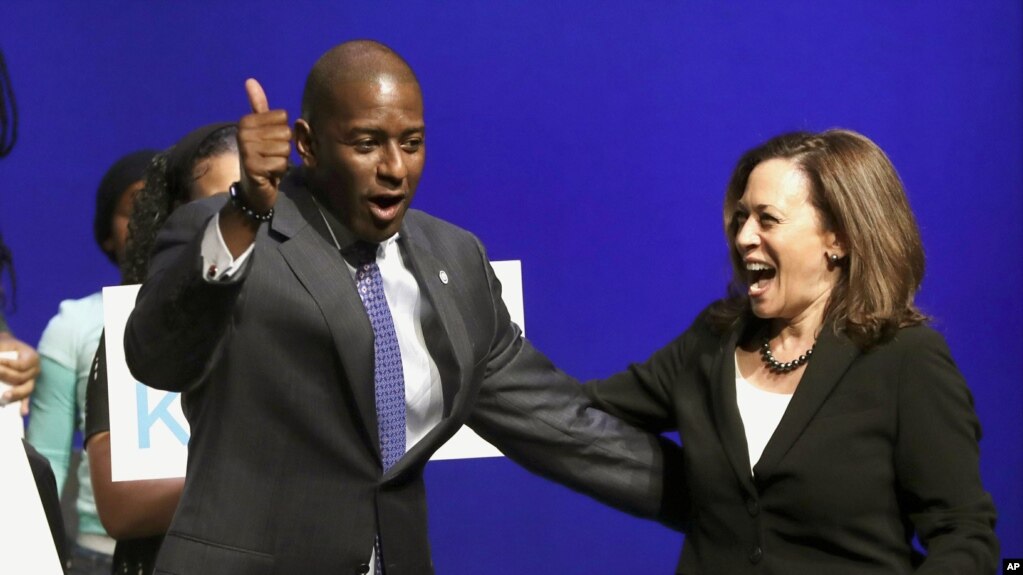 El candidato demócrata a gobernador de la Florida Andrew Gillum recibe a la senadora Kamala Harris en un acto en Miami el 29 de octubre del 2018. 