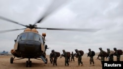 Tentara Nasional Afghanistan menaiki helikopter untuk menjaga keamanan sebelum pemilu di Mazar-I-Shariff (2/4).