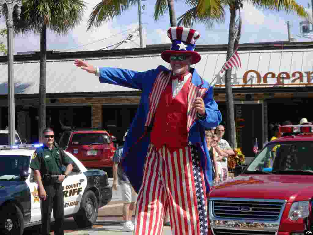 El Tío Sam no se podía perder el desfile en Lauderdale by the Sea, Florida.