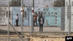 Des migrants africains détenus dans un centre de rétention, à la frontière avec l'Egypte, en Israël, le 4 février 2018.