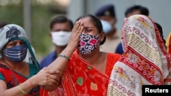 Seorang perempuan berduka setelah suaminya meninggal akibat COVID-19 di luar kamar mayat rumah sakit COVID-19 di Ahmedabad, India, 8 Mei 2021. (Foto: REUTERS/Amit Dave)