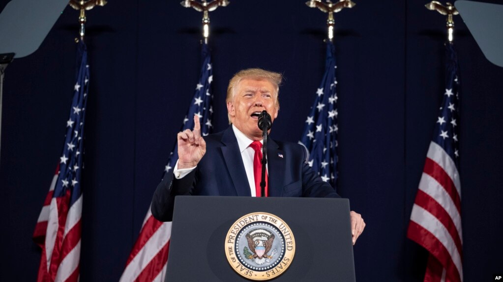 Tổng thống Donald Trump phát biểu tại Công trình Kỉ niệm Mount Rushmore, ngày 3 tháng 7, 2020, gần Keystone, bang South Dakota.