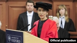 Bà Aung San Suu Kyi phát biểu tại Oxford.