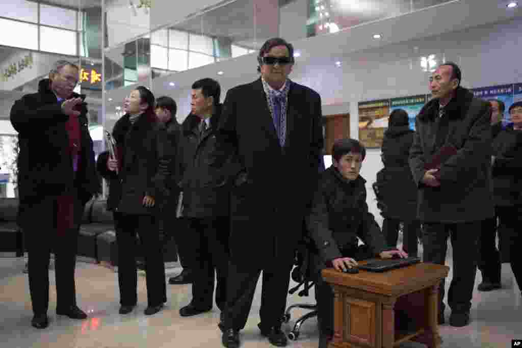 2013年1月9日，前美国墨西哥州州长里查森戴着3-D眼镜观看朝鲜开发的电脑技术。