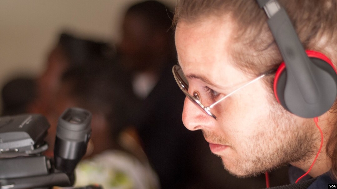 Matthew Stein films a traditional Ugandan engagement ceremony in Kampala, Uganda, May 1, 2015. (Photo: S. Terrill for VOA)