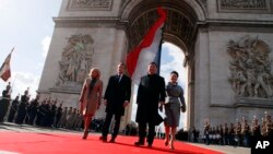 25일 파리를 방문한 시진핑 중국 국가주석 부부가 에마뉘엘 마크롱 프랑스 대통령 부부와 함께 개선문 무명용사의 묘에 헌화했다.