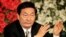 资料照片：新任总理的朱镕基在中国全国人大会议闭幕式后的记者会上讲话。(1998年3月19日)
