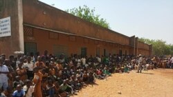 Des élèves dans la cour d’une école, Ouagadougou, le 7 février 2020. (VOA/Lamine Traoré)