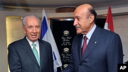 Israeli President Shimon Peres (L) shakes hands with Egyptian intelligence chief Omar Suleiman during their meeting in Tel Aviv, 04 Nov 2010