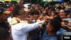 “Three days, we’ll rally, from day to night,” Sam Rainsy told a crowd of some 1,000 people outside a Phnom Penh market on Tuesday. “We will march throughout the city.”