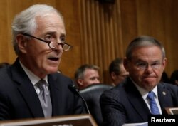 El presidente del Comité de Relaciones Exteriores del Senado Bob Corker (R-TN) y el senador Bob Menendez (D-NJ) los dos miembros de mayor rango de sus respectivos partidos, durante una audiencia del Comité sobre la cumbre de Helsinki entre el presidente Donald Trump y el líder ruso Vladimir Putin, en la que testifica el secretario de Estado Mike Pompeo (no está en la foto).