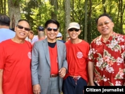 (ຈາກຊ້າຍຫາຂວາ) ທ. ຄໍາໄຫວ ຄໍາພຸດທະປັນໂຍ, ທ. ກາຍະສິດ ລັດຕະນະວົງກົດ, ທ. ຄໍາຫວັງ ຄໍາພຸດທະປັນໂຍ ແລະ ທ. ບຸນຜົງ ແກ້ວດາລາ ຈາກລັດເວີຈີເນຍ